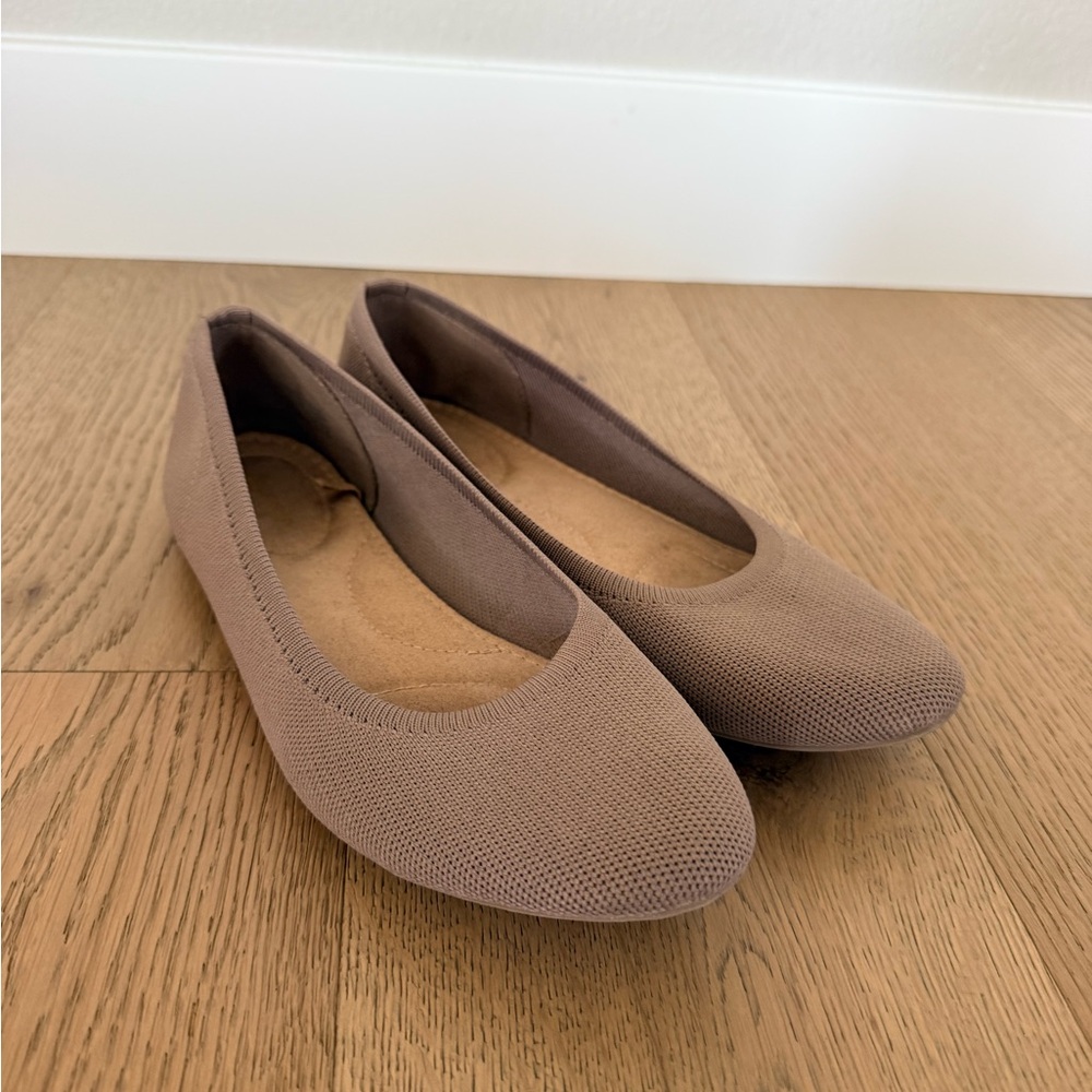 Old Navy Taupe Women's Flats